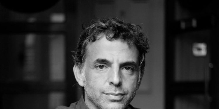 Etqar Keretin “Hədiyyə kimi hekayələr” haqqında söhbəti – MÜSAHİBƏ