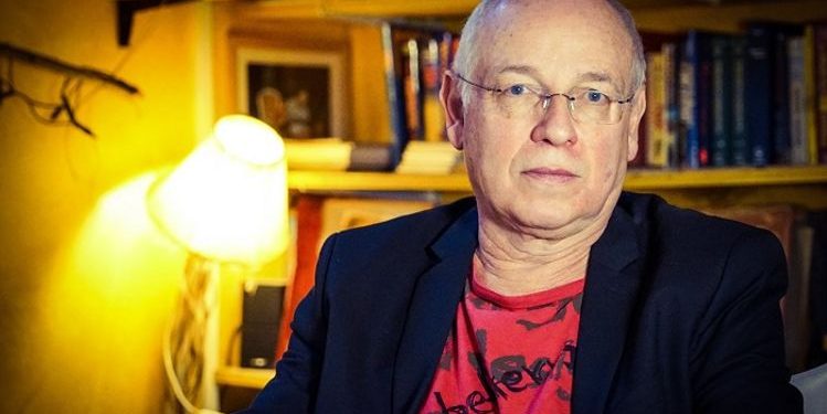 Məşhur yazıçı oxucuları aldatdığını etiraf etdi: “Çox utanıram”